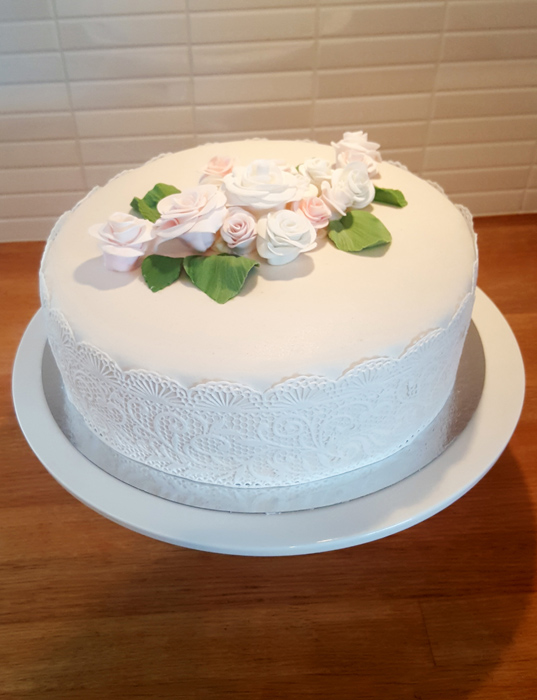 White pink green themed wedding cakes with roses and lace - vit rosa och grönt tema för bröllopstårtor med rosor och spets