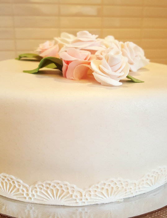 White pink green themed wedding cakes with roses and lace - vitt rosa och grönt bröllopstårtor med rosor och spets