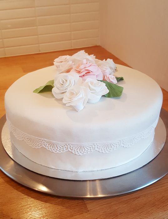 White pink green themed wedding cakes with roses and lace - vitt rosa och grönt bröllopstårtor med rosor och spets