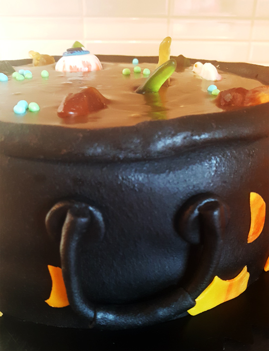 Cauldron cake for Halloween - kitteltårta till Halloween