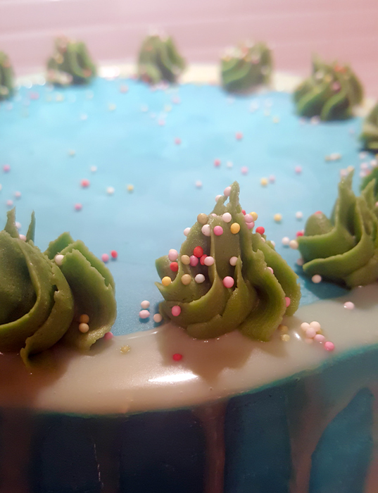 Blue cake with sprinkles - blå tårta med strössel