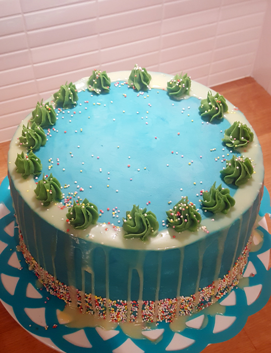 Blue cake with sprinkles - blå tårta med strössel