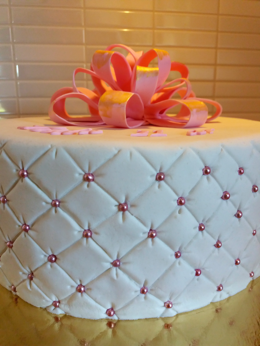 Gift cake with a bow - presenttårta med rosett