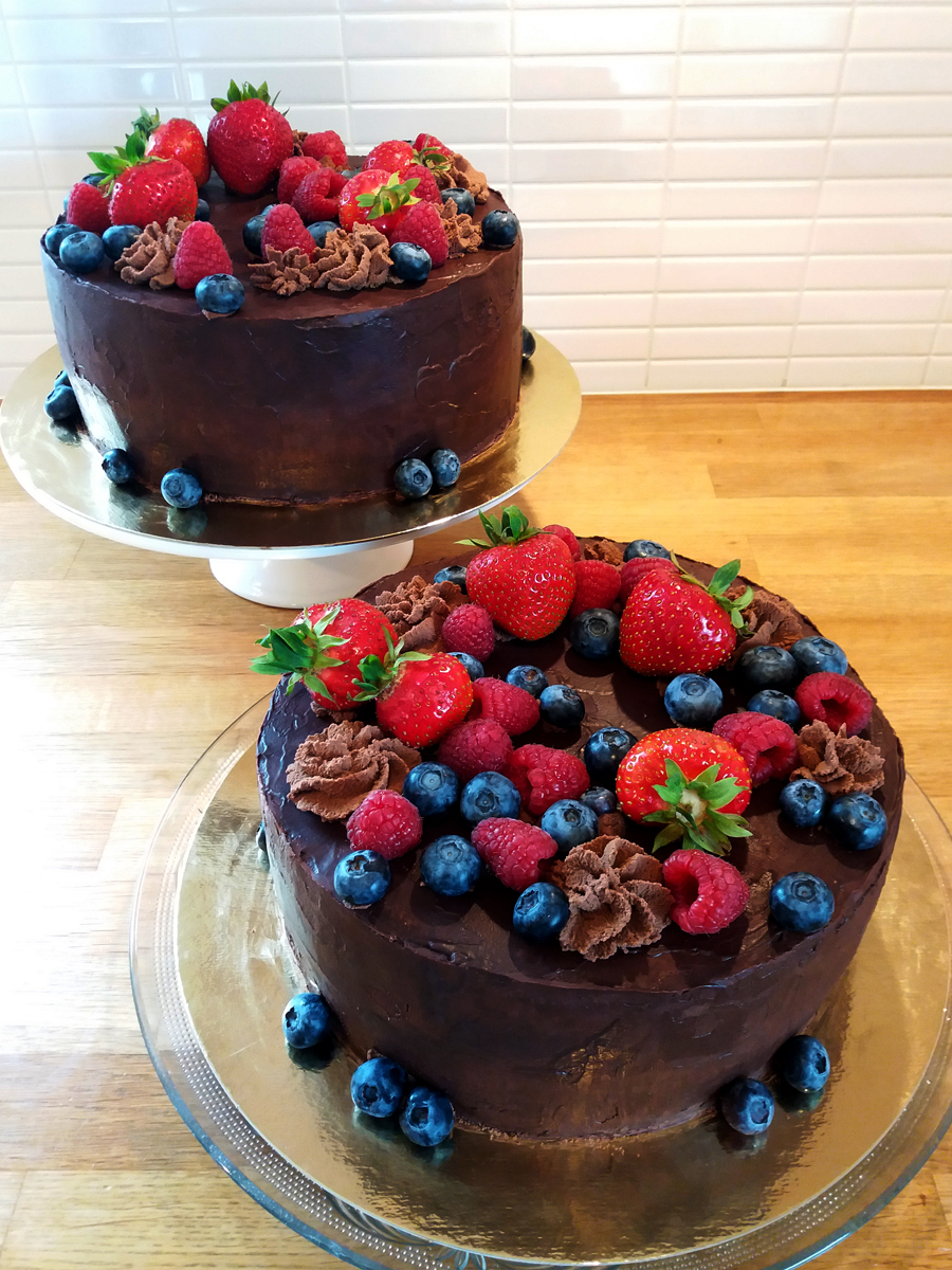 Chocolate and berries cake - chokladtårta med bär
