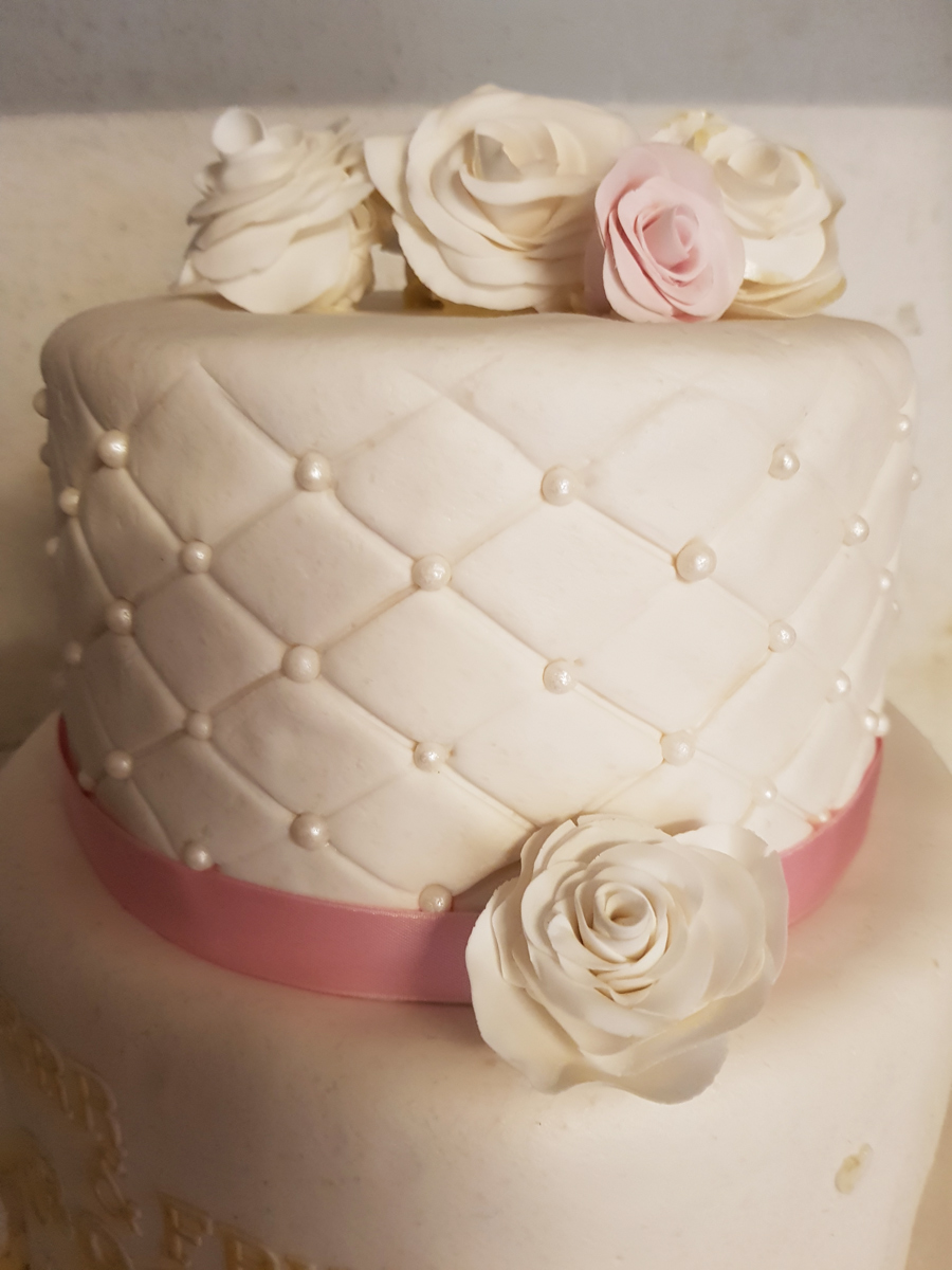White and pink wedding cake - vit och rosa bröllopstårta