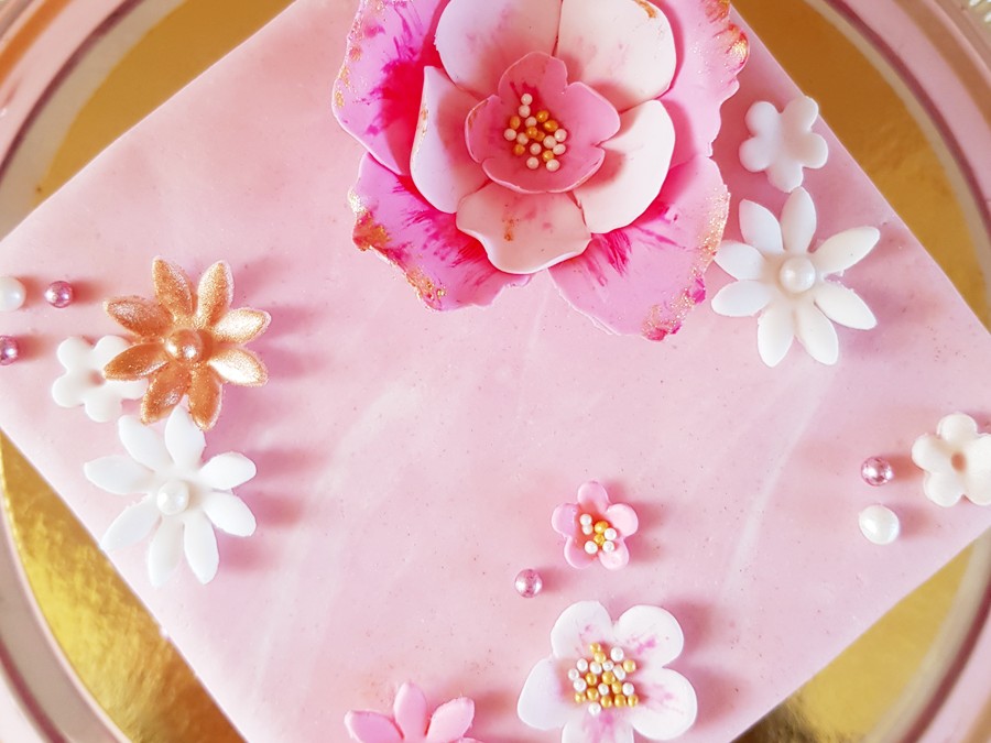 Pytteliten rosa tårta med guld