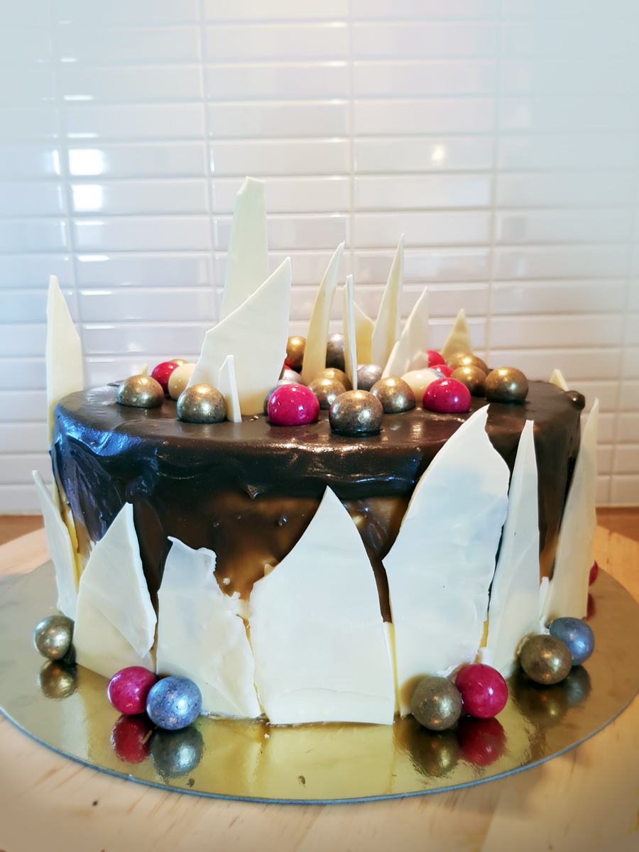 White choocolate cake with liquorice caramel sauce / Tårta med vit choklad och lakritskolasås